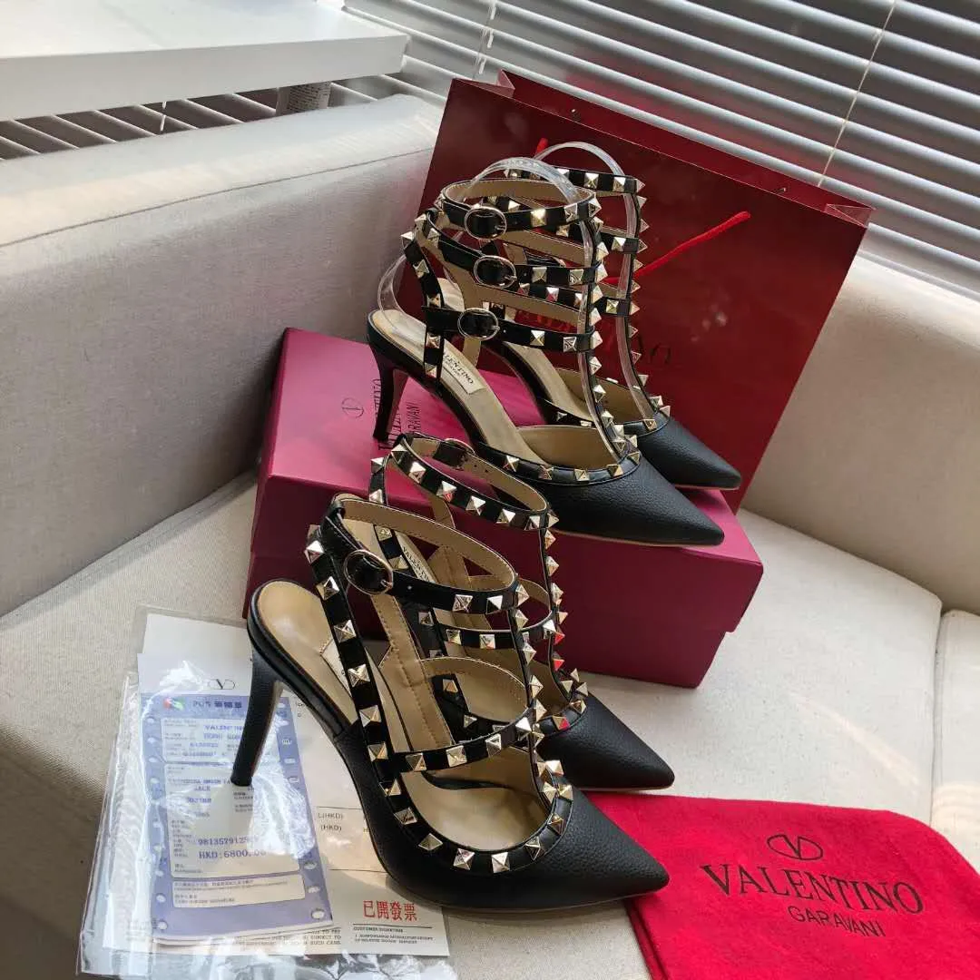 👟👟Ex-factory price 400👟👟 Genuine leather sole +30 Available all year round🎁[Black pebbled leather series] Heel height: 9.5cm+6.5cm. Valentino is a global haute couture and ready-to-wear luxury brand. Valentino is timeless and never goes out of style. Sheepskin feet, lining 🎁34 to 40/41/42 sizes, ready stock. Original last from the counter, regular bottom [red envelope] genuine leather outsole +30